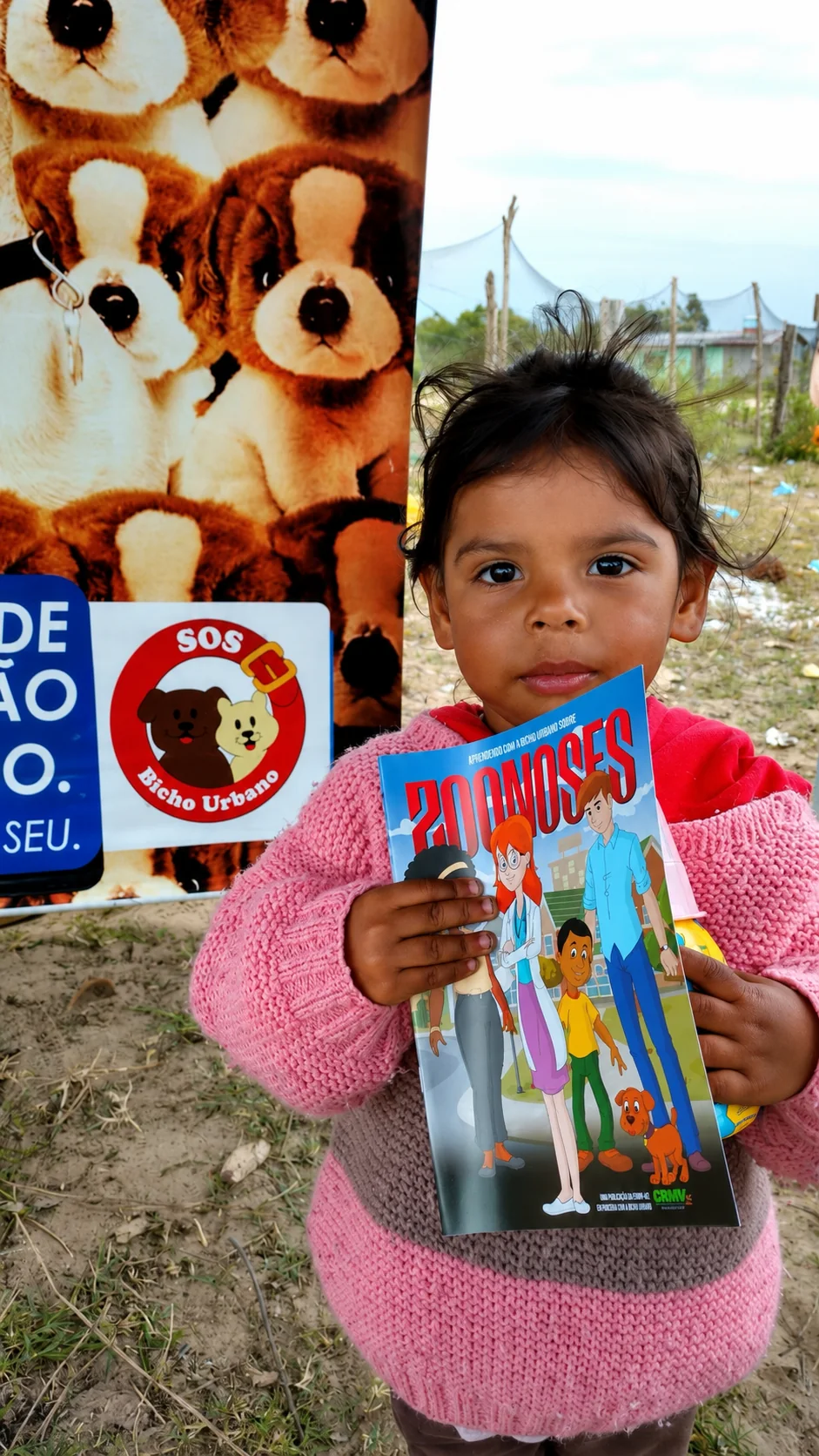 Criança com material educativo do Instituto